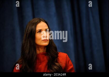 L'actrice AMÉRICAINE Demi Moore s'adresse à une conférence de presse avant le lancement d'un fonds des Nations Unies destiné à lutter contre la traite des êtres humains au siège des Nations Unies à New York, le 4 novembre 2010. LES acteurs AMÉRICAINS Demi Moore et son mari Ashton Kutcher ont lancé le Fonds de contributions volontaires des Nations Unies pour les victimes de la traite des personnes, en particulier des femmes et des enfants, dans le cadre de l'Office des Nations Unies contre la drogue et le crime (ONUDC), qui vise à fournir une aide humanitaire, juridique et financière aux victimes de la traite des êtres humains. Photo de Mehdi Taamallah/ABACAPRESS.COM Banque D'Images