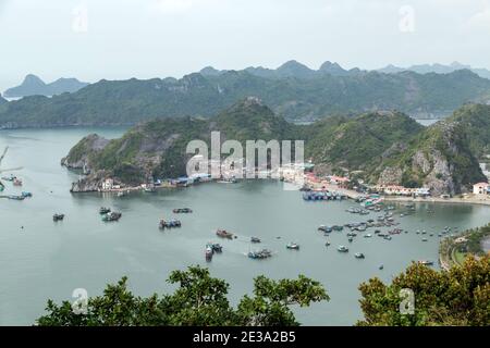 Vue panoramique sur les bateaux de pêche, les îles calcaires de montagne paysage à Ha long Bay, Vietnam Banque D'Images