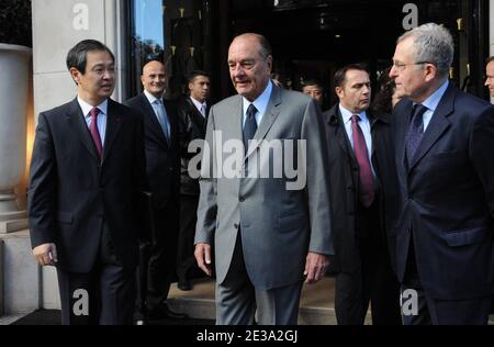 L'ancien président français Jacques Chirac part flanqué de l'ambassadeur de la Chine à l'hôtel France Kong Quan George V à Paris, France, le 5 novembre 2010, après sa rencontre avec le président chinois lors d'une visite de trois jours en France du président chinois. Photo de Mousse/ABACAPRESS.COM Banque D'Images