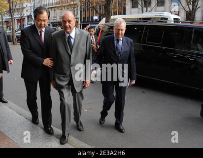 L'ancien président français Jacques Chirac a été reçu par l'ambassadeur de la Chine à France Kong Quan à l'hôtel George V à Paris, en France, le 5 novembre 2010, avant sa rencontre avec le président chinois lors d'une visite de trois jours en France du président chinois. Photo de Mousse/ABACAPRESS.COM Banque D'Images