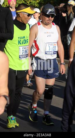 Sauvé le mineur chilien Edison Pena, qui a été piégé et passé 69 jours sous terre, marche à Central Park pendant le marathon de la ville de New York le 7 novembre 2010.Pena a réussi à terminer le marathon en 5 heures 40 minutes 21 secondes sous son objectif de 6 heures. Photo de Charles Guerin/ABACAPRESS.COM Banque D'Images
