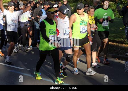 Le mineur chilien sauvé Edison Pena, qui a été piégé et passé 69 jours sous terre, marche à Central Park pendant le marathon de la ville de New York le 7 novembre 2010.Pena a réussi à terminer le marathon en 5 heures et 40 minutes, 20 minutes sous son objectif de 6 heures. Photo de Charles Guerin/ABACAPRESS.COM Banque D'Images