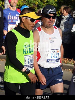 Sauvé le mineur chilien Edison Pena, qui a été piégé et passé 69 jours sous terre, marche à Central Park pendant le marathon de la ville de New York le 7 novembre 2010.Pena a réussi à terminer le marathon en 5 heures 40 minutes 21 secondes sous son objectif de 6 heures. Photo de Charles Guerin/ABACAPRESS.COM Banque D'Images