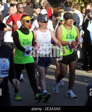 Le mineur chilien sauvé Edison Pena, qui a été piégé et passé 69 jours sous terre, marche à Central Park pendant le marathon de la ville de New York le 7 novembre 2010.Pena a réussi à terminer le marathon en 5 heures et 40 minutes, 20 minutes sous son objectif de 6 heures. Photo de Charles Guerin/ABACAPRESS.COM Banque D'Images