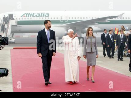 Le pape Benoît XVI (L) salue le prince héritier espagnol Felipe (R) et la princesse Letizia (C) à son arrivée à l'aéroport de Saint-Jacques-de-Compostelle. Saint-Jacques-de-Compostelle, Galice, nord-ouest de l'Espagne, le 06 novembre 2010 pour célébrer la messe à la cathédrale de Saint-Jacques. Dans le cadre de son voyage apostolique de 2 jours en Espagne, le Pape s'est rendu à Saint-Jacques, à l'occasion du Jubilé de Compostelle, et à Barcelone, où il consacre l'église de la Sagrada Familia. Photo par ABACAPRESS.COM Banque D'Images