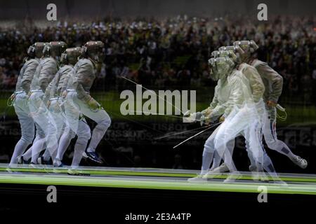 Illustration dans l'épreuve de sabre d'équipe aux Championnats du monde d'escrime au Grand Palais de Paris, France, le 9 novembre 2010. Les Championnats du monde d'escrime auront lieu du 6 au 13 novembre 2010. Photo de Henri Szwarc/ABACAPRESS.COM. Banque D'Images