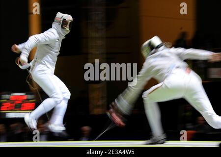 Illustration dans l'épreuve de sabre d'équipe aux Championnats du monde d'escrime au Grand Palais de Paris, France, le 9 novembre 2010. Les Championnats du monde d'escrime auront lieu du 6 au 13 novembre 2010. Photo de Henri Szwarc/ABACAPRESS.COM. Banque D'Images