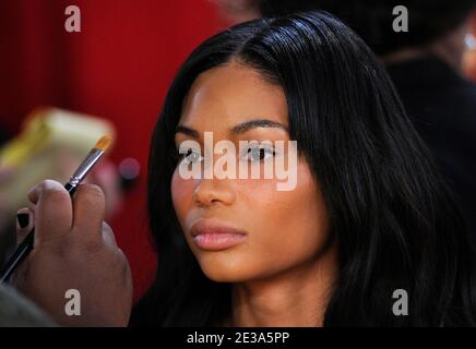 Le modèle Secret de Victoria, Chanel Iman, a photographié les coulisses pendant les cheveux et le maquillage au salon Secret de la mode de Victoria à l'Armory on de New York, le 10 novembre 2010. Photo de Fernando Leon/ABACAPRESS.COM Banque D'Images