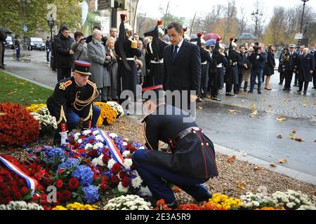 Le président français Nicolas Sarkozy participe à la cérémonie de pose de couronne du jour de l'armistice à la statue de l'ancien Premier ministre Georges Clemenceau (1841-1929) lors de la cérémonie du jour de l'armistice à Paris, en France, le 11 novembre 2010. Photo de Thierry Orban/ABACAPRESS.COM Banque D'Images