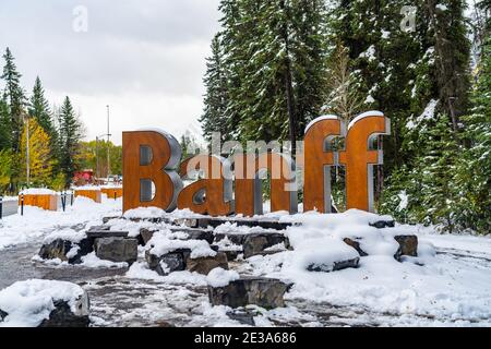 Banff Town Sign In hiver enneigé. Parc national Banff, Rocheuses canadiennes. Banque D'Images