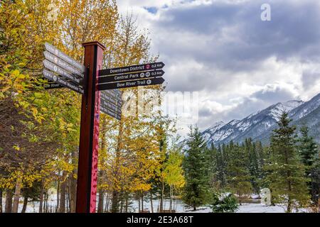 Panneau de la ville de Banff dans la neige de l'automne. Parc national Banff, Rocheuses canadiennes. Banque D'Images