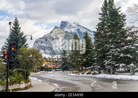 Vue sur la rue de la ville de Banff par temps de neige. Parc national Banff, Rocheuses canadiennes. Banque D'Images