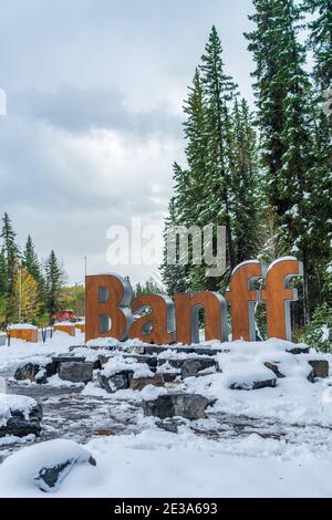 Banff Town Sign In hiver enneigé. Parc national Banff, Rocheuses canadiennes. Banque D'Images