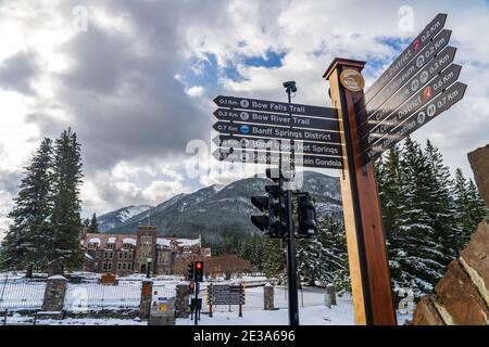 Panneau de la ville de Banff dans la neige de l'automne. Parc national Banff, Rocheuses canadiennes. Banque D'Images