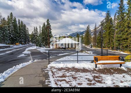 Vue sur la rue de la ville de Banff par temps de neige. Parc national Banff, Rocheuses canadiennes. Banque D'Images