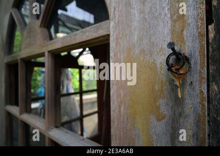 Village fantôme de MaWan à Hong Kong, bâtiments abandonnés et oubliés après la construction d'un nouveau pont au-dessus de l'île. Maisons juste à gauche aux éléments. Banque D'Images