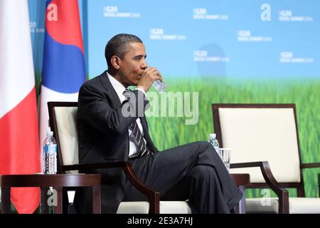 LE président AMÉRICAIN Barack Obama boit la marque sud-coréenne d’eau minérale Samdasoo lors de la cérémonie du prix du financement des PME, en marge du sommet du G-20 au COEX à Séoul, en Corée du Sud, le 12 novembre 2010. Photo de la Corée Pool/ABACAPRESS.COM Banque D'Images