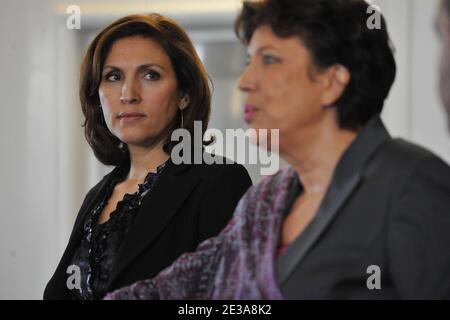 Nouveau ministre français junior de la Santé Nora Berra (L) et ministre des Solidarités et de la cohésion sociale, Roselyne Bachelot, lors d'une cérémonie de passation de pouvoir à Paris, France, le 15 novembre 2010. Photo de Nicolas Gouhier/ABACAPRESS.COM Banque D'Images