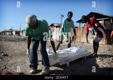 Les services de l'hôtel de ville de Gonaïves (190 km au nord de Port au Prince) collectent les décès du choléra dans le district de Raboteau, en Haïti, le 11 novembre 2010. L'épidémie de choléra a officiellement fait 742 morts mais sont comptés que les décisions dans les organes de désespoir faisant le nombre de bobine plus important. Photo de Julien Tack/ABACAPRESS.COM Banque D'Images