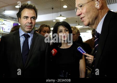 Le ministre français de l'éducation Luc Chatel et le nouveau secrétaire d'État français chargé de la jeunesse et de la vie communautaire, Jeannette Bougrab visitent le CIDJ (Centre de documentation et d'information pour la jeunesse), à Paris, en France, le 15 novembre 2010. Photo de Stephane Lemouton/ABACAPRESS.COM Banque D'Images