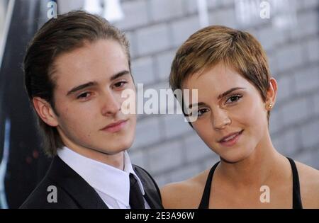 Emma Watson (R) et son frère Alex Watson assistent à la première de 'Harry Potter and the Deathly Hallows - part 1' à Alice Tully Hall à New York City, NY, USA, le 15 novembre 2010. Photo de Mehdi Taamallah/ABACAPRESS.COM Banque D'Images