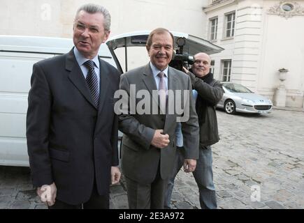 Nouveau ministre Patrick Ollier, chargé des relations avec le Parlement lors d'un transfert de pouvoir avec Henry de Raincourt à Paris, France, le 15 novembre 2010. Photo de Giancarlo Gorassini/ABACAPRESS.COM Banque D'Images