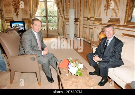 Nouveau ministre Patrick Ollier, chargé des relations avec le Parlement lors d'un transfert de pouvoir avec Henry de Raincourt à Paris, France, le 15 novembre 2010. Photo de Giancarlo Gorassini/ABACAPRESS.COM Banque D'Images