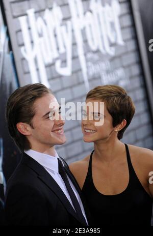 Emma Watson (R) et son frère Alex Watson assistent à la première de 'Harry Potter and the Deathly Hallows - part 1' à Alice Tully Hall à New York City, NY, USA, le 15 novembre 2010. Photo de Mehdi Taamallah/ABACAPRESS.COM Banque D'Images