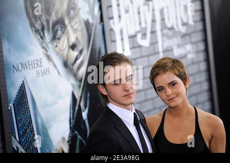 Emma Watson (R) et son frère Alex Watson assistent à la première de 'Harry Potter and the Deathly Hallows - part 1' à Alice Tully Hall à New York City, NY, USA, le 15 novembre 2010. Photo de Mehdi Taamallah/ABACAPRESS.COM Banque D'Images