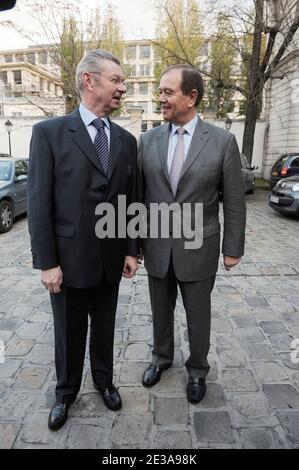 Nouveau ministre Patrick Ollier, chargé des relations avec le Parlement lors d'un transfert de pouvoir avec Henry de Raincourt à Paris, France, le 15 novembre 2010. Photo de Giancarlo Gorassini/ABACAPRESS.COM Banque D'Images