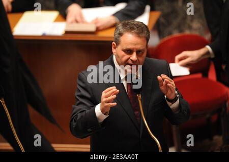 Le nouveau ministre français du travail, de l'emploi et de la santé, Xavier Bertrand, est piquant lors de la session hebdomadaire des questions au nouveau gouvernement lors de l'Assemblée nationale française à Paris, le 16 novembre 2010. Photo de Mousse/ABACAPRESS.COM Banque D'Images