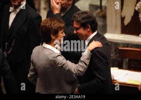 Chantal Jouanno, nouvelle ministre française des Sports, et Chantal Jouanno, nouvelle ministre française du Commerce, des Petites et moyennes entreprises, du Tourisme, des Services, Les professions et la consommation Frédéric Lefebvre sont photographiés lors de la séance hebdomadaire des questions au nouveau gouvernement lors de l'Assemblée nationale française à Paris, France, le 16 novembre 2010. Photo de Mousse/ABACAPRESS.COM Banque D'Images