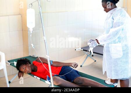 Situation du centre de santé pour le traitement du choléra de la Croix des Bouquets soutenu par la Croix-Rouge française à Port-au-Prince, Haïti, le 16 novembre 2010. Avec le nombre de morts de l'épidémie de choléra en Haïti plus de 1100, les organisations internationales ont intensifié les appels de fonds pour apporter plus de médecins, de médicaments et d'équipements de purification de l'eau. Le bilan officiel actuel est de plus de 1100 décès et 15000 hospitalisés. Photo de Jean-Luc Luyssen/ABACAPRESS.COM Banque D'Images