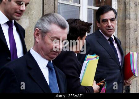 Laurent Wauquiez, nouveau ministre français des Affaires européennes, Henri de Raincourt, Roselyne Bachelot, ministre française des Solidarités et de la cohésion sociale, et François Fillon, Premier ministre français quittent l'Elysée après le conseil de cabinet hebdomadaire, à Paris, en France, le 17 novembre 2010. Photo de Stephane Lemouton/ABACAPRESS.COM Banque D'Images