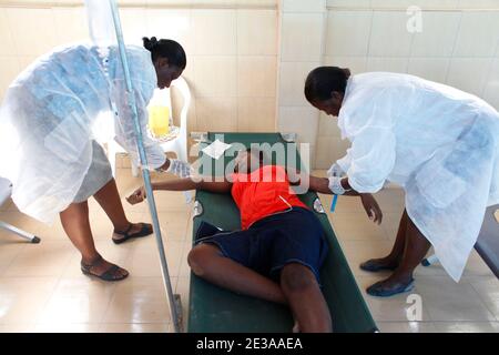 Situation du centre de santé pour le traitement du choléra de la Croix des Bouquets soutenu par la Croix-Rouge française à Port-au-Prince, Haïti, le 16 novembre 2010. Avec le nombre de morts de l'épidémie de choléra en Haïti plus de 1100, les organisations internationales ont intensifié les appels de fonds pour apporter plus de médecins, de médicaments et d'équipements de purification de l'eau. Le bilan officiel actuel est de plus de 1100 décès et 15000 hospitalisés. Photo de Jean-Luc Luyssen/ABACAPRESS.COM Banque D'Images