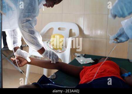 Situation du centre de santé pour le traitement du choléra de la Croix des Bouquets soutenu par la Croix-Rouge française à Port-au-Prince, Haïti, le 16 novembre 2010. Avec le nombre de morts de l'épidémie de choléra en Haïti plus de 1100, les organisations internationales ont intensifié les appels de fonds pour apporter plus de médecins, de médicaments et d'équipements de purification de l'eau. Le bilan officiel actuel est de plus de 1100 décès et 15000 hospitalisés. Photo de Jean-Luc Luyssen/ABACAPRESS.COM Banque D'Images