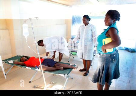 Situation du centre de santé pour le traitement du choléra de la Croix des Bouquets soutenu par la Croix-Rouge française à Port-au-Prince, Haïti, le 16 novembre 2010. Avec le nombre de morts de l'épidémie de choléra en Haïti plus de 1100, les organisations internationales ont intensifié les appels de fonds pour apporter plus de médecins, de médicaments et d'équipements de purification de l'eau. Le bilan officiel actuel est de plus de 1100 décès et 15000 hospitalisés. Photo de Jean-Luc Luyssen/ABACAPRESS.COM Banque D'Images