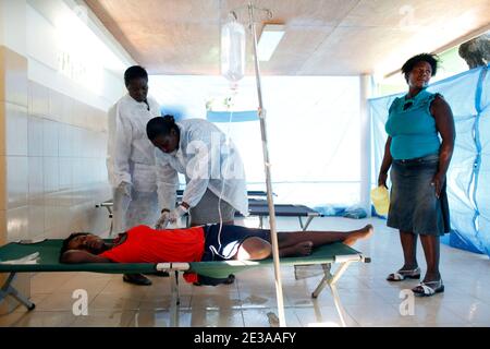 Situation du centre de santé pour le traitement du choléra de la Croix des Bouquets soutenu par la Croix-Rouge française à Port-au-Prince, Haïti, le 16 novembre 2010. Avec le nombre de morts de l'épidémie de choléra en Haïti plus de 1100, les organisations internationales ont intensifié les appels de fonds pour apporter plus de médecins, de médicaments et d'équipements de purification de l'eau. Le bilan officiel actuel est de plus de 1100 décès et 15000 hospitalisés. Photo de Jean-Luc Luyssen/ABACAPRESS.COM Banque D'Images