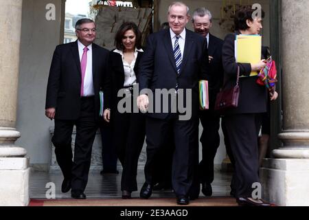 Nouvellement nommé Ministre d'Etat français de la Justice Michel Mercier, nouvellement nommé Ministre junior de la Santé, Nora Berra, Ministre français des Affaires urbaines, Maurice Leroy, Henri de Raincourt et Ministre français des Solidarités et de la cohésion sociale, Roselyne Bachelot quitte l'Elysée Palace après le conseil de cabinet hebdomadaire, à Paris, en France, le 17 novembre 2010. Photo de Stephane Lemouton/ABACAPRESS.COM Banque D'Images