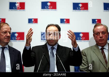 Jean-François Cope, flanqué de Herve Novelli et Marc-Philippe Daubresse, respectivement secrétaire général et secrétaire général associé du parti présidentiel (UMP) par le bureau politique du parti, remet un point de presse au siège du parti UMP, à Paris, en France, le 17 novembre 2010. Photo de Stephane Lemouton/ABACAPRESS.COM Banque D'Images