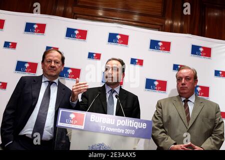 Jean-François Cope, flanqué de Herve Novelli et Marc-Philippe Daubresse, respectivement secrétaire général et secrétaire général associé du parti présidentiel (UMP) par le bureau politique du parti, remet un point de presse au siège du parti UMP, à Paris, en France, le 17 novembre 2010. Photo de Stephane Lemouton/ABACAPRESS.COM Banque D'Images