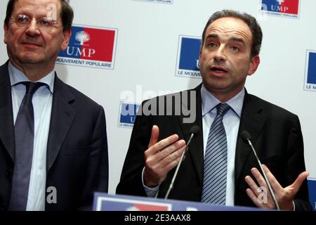 Jean-François Cope, flanqué de Herve Novelli, respectivement secrétaire général élu et secrétaire général associé du parti présidentiel (UMP) par le bureau politique du parti, remet un point de presse au siège du parti UMP, à Paris, en France, le 17 novembre 2010. Photo de Stephane Lemouton/ABACAPRESS.COM Banque D'Images