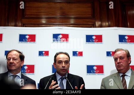 Jean-François Cope, flanqué de Herve Novelli et Marc-Philippe Daubresse, respectivement secrétaire général et secrétaire général associé du parti présidentiel (UMP) par le bureau politique du parti, remet un point de presse au siège du parti UMP, à Paris, en France, le 17 novembre 2010. Photo de Stephane Lemouton/ABACAPRESS.COM Banque D'Images