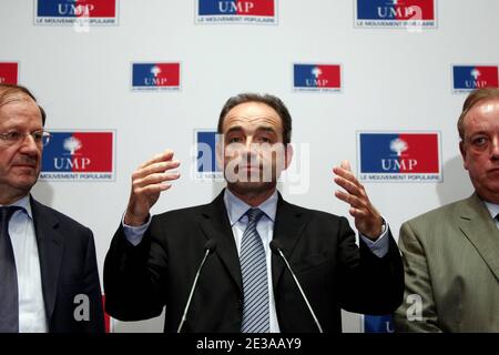 Jean-François Cope, flanqué de Herve Novelli et Marc-Philippe Daubresse, respectivement secrétaire général et secrétaire général associé du parti présidentiel (UMP) par le bureau politique du parti, remet un point de presse au siège du parti UMP, à Paris, en France, le 17 novembre 2010. Photo de Stephane Lemouton/ABACAPRESS.COM Banque D'Images