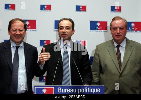 Jean-François Cope, flanqué de Herve Novelli et Marc-Philippe Daubresse, respectivement secrétaire général et secrétaire général associé du parti présidentiel (UMP) par le bureau politique du parti, remet un point de presse au siège du parti UMP, à Paris, en France, le 17 novembre 2010. Photo de Stephane Lemouton/ABACAPRESS.COM Banque D'Images