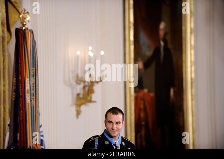 Sergent d'état-major de l'armée américaine Salvatore Giunta reçoit la Médaille d'honneur pour son galanterie ostentatoire dans la salle est de la Maison Blanche le 16 novembre 2010 à Washington, DC. Le sergent d'état-major Giunta, de Cedar Rapids, en Iowa, a reçu la Médaille d'honneur pour ses actions courageuses lors des opérations de combat dans la vallée de Korengal, en Afghanistan, en octobre 2007. Giunta est le premier récipiendaire vivant de la Médaille d'honneur depuis la guerre du Vietnam. Photo par Olivier Douliery /ABACAPRESS.COM Banque D'Images