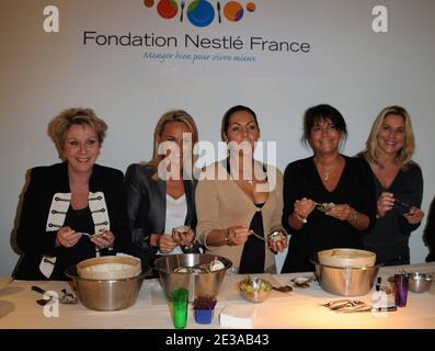 Françoise Labourde, Cecile de Menibus, Hermine de Clermont Tonnerre, Valerie Expert, Sophie Fvier participant à un déjeuner à la Cité de l'Architecture à Paris, France, le 18 novembre 2010, dans le cadre de la réunion "Culture alimentaire française" organisée par la Fondation Nestlé France. Photo de Nicolas Briquet/ABACAPRESS.COM Banque D'Images