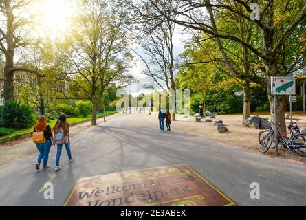 Les touristes et les habitants de profiter d'un après-midi au Vondelpark, le grand parc de la ville dans le quartier des musées d'Amsterdam, Pays-Bas au début de l'automne. Banque D'Images