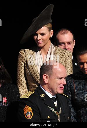 HSH le Prince Albert II de la fiancée de Monaco Charlene Wittstock et le Prince Albert II de Monaco quittent la messe dans le cadre des célébrations de la Journée nationale à Monaco le 19 novembre 2010. Photo de Frédéric Nebinger/ABACAPRESS.COM Banque D'Images