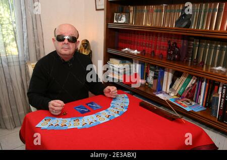 EXCLUSIF. Orabraius, la sénade aveugle, est photographiée avec un jeu de cartes tarot marquées en braille, à Thuir, près de Perpignan, dans le sud de la France, le 18 novembre 2010. Moyen Orabraius imagina et se créa ces cartes qui sont uniques dans le monde. À l'aide d'un stiletto et d'une tablette percée, il a entroué les cartes avec chacun un code différent qu'il est capable de « lire » avec ses doigts. Des centaines de personnes connues et inconnues consultent le support, la plupart d'entre elles de façon anonyme. Photo de Michel Clementz/ABACAPRESS.COM Banque D'Images